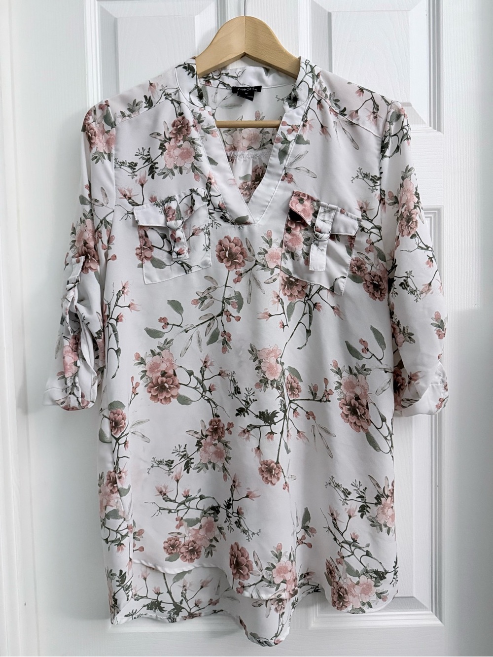 Rue21 White V-Neck Floral Blouse